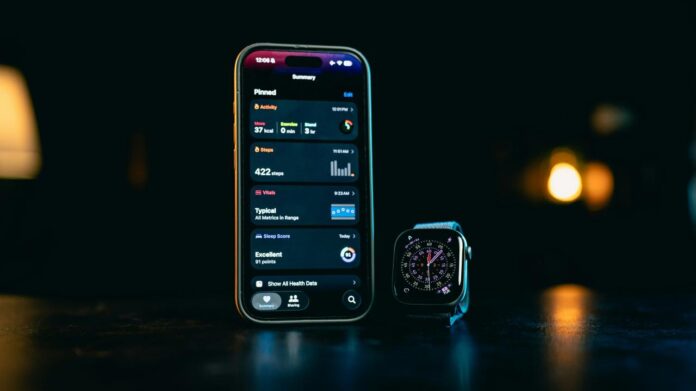 Smartphone dan jam tangan pintar menampilkan data aplikasi di layar